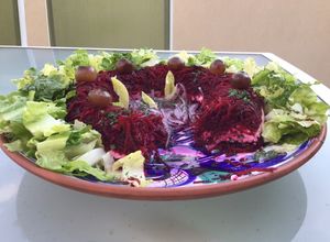 Une photo de Couronne de betteraves rouges crues à la brousse et basilic salade de romaine