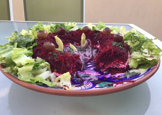Couronne de betteraves rouges crues à la brousse et basilic salade de romaine