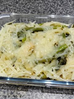 Una foto de Fettuccine Konjac con Pollo Champiñón y Bimi