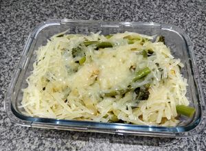 Una foto de Fettuccine Konjac con Pollo Champiñón y Bimi