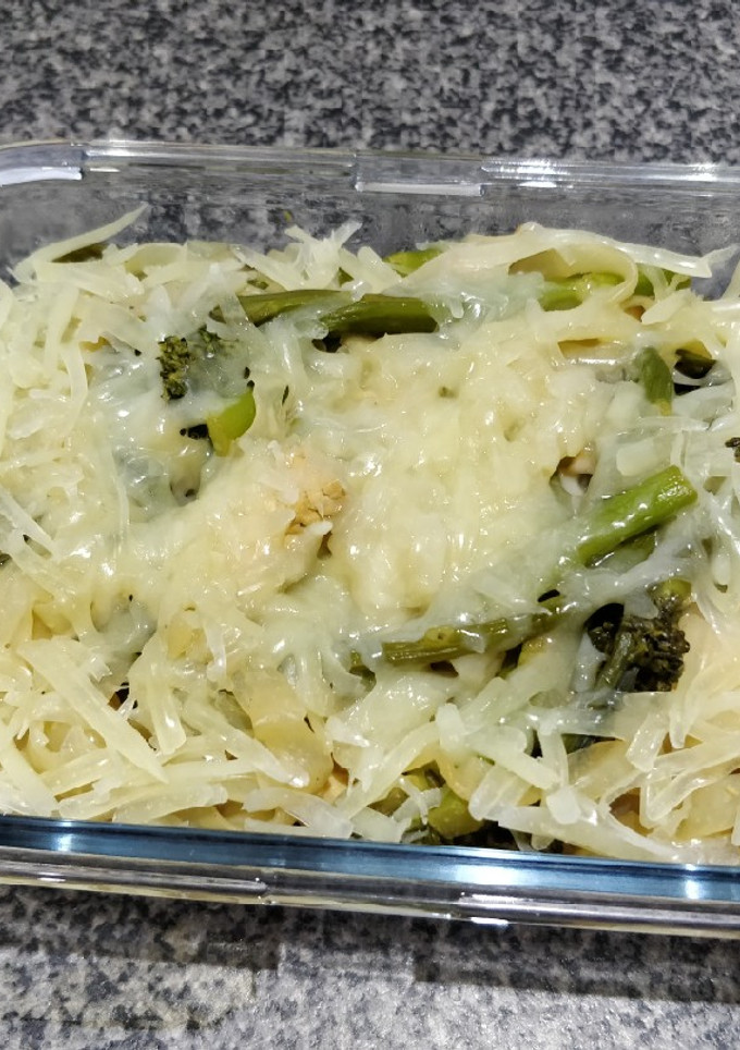 Una foto de Fettuccine Konjac con Pollo Champiñón y Bimi