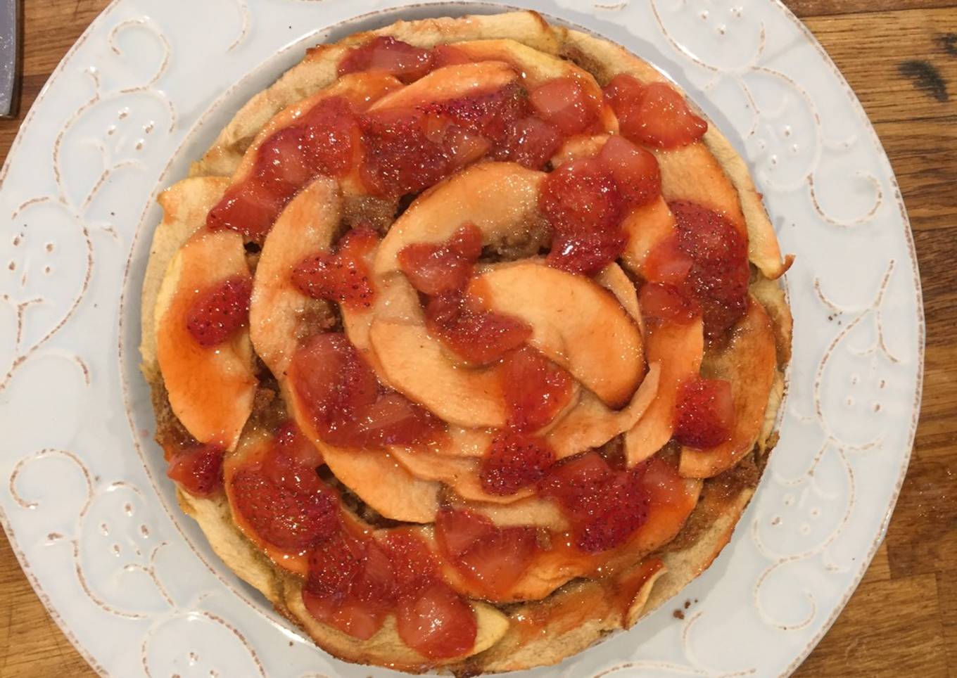 Tarta de manzana con salsa de fresas