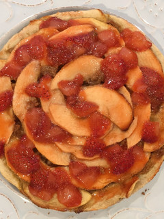 Una foto de Tarta de manzana con salsa de fresas