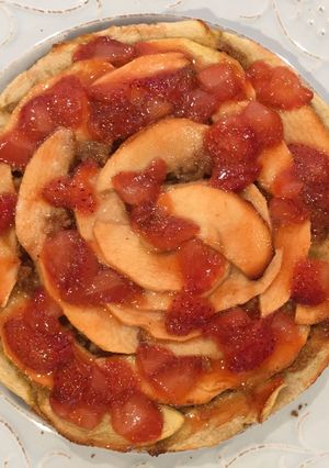 Una foto de Tarta de manzana con salsa de fresas
