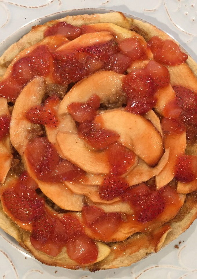 Una foto de Tarta de manzana con salsa de fresas