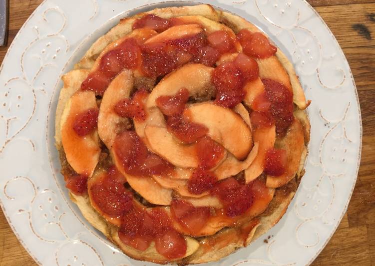 Tarta de manzana con salsa de fresas