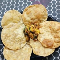 A picture of Besan ki puri.