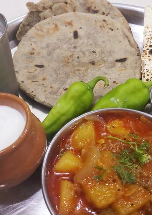 રિંગણ-બટાકા નું શાક ને રોટલા રેસીપી મુખ્ય ફોટો