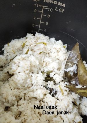Foto resep Nasi uduk daun jeruk magic com
