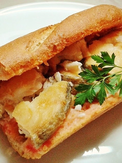 Una foto de Bocadillo de merluza frita
