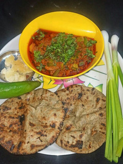 સ્પાઈસી રીંગણા નો ઓળો & રોટલા (Ringna Oro and Rotlo Recipe in Gujarati) રેસીપી મુખ્ય ફોટો