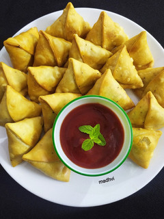 मिनी समोसे (Mini Samose Recipe In Hindi) रेसिपी मुख्य फोटो