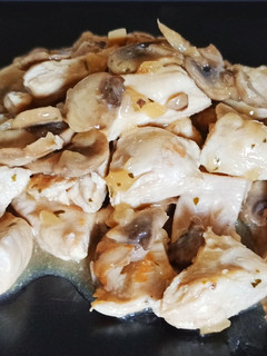 Una foto de Pollo con champiñón