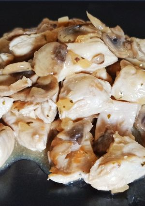 Una foto de Pollo con champiñón
