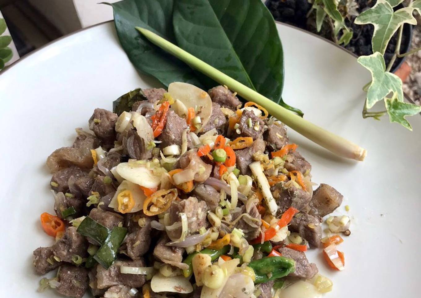 Ossing Sambal became angry at night