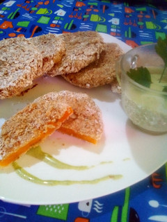 Una foto de Milanesas de calabacín rebozado en perejil y avena salsa perejil