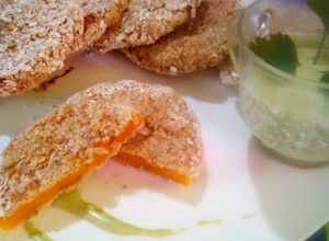 Una foto de Milanesas de calabacín rebozado en perejil y avena salsa perejil