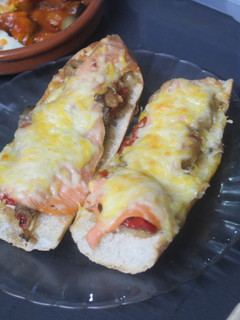 Una foto de Boca-pizza de pimientos y berenjenas con salmón ahumado