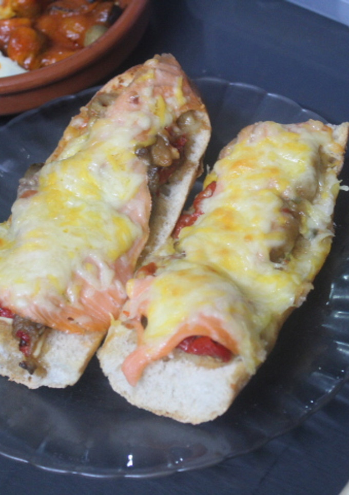 Una foto de Boca-pizza de pimientos y berenjenas con salmón ahumado