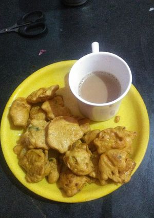A picture of Aloo pakora.