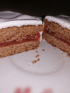 Una foto de Alfajores de membrillo (bañados en merengue italiano)