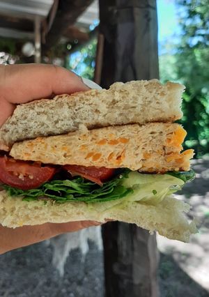 Una foto de Hamburguesa de pollo y zanahorias