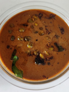 பச்சை சுண்டைக்காய் மசாலா குழம்பு (Green Turkey berry masala gravy recipe in tamil) செய்முறை முக்கிய புகைப்படம்
