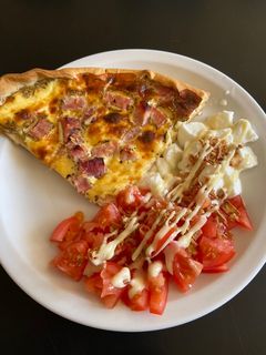 Une photo de Quiche légère + tomate Mozza 🍅