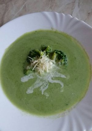 Sajtos brokkolikrémleves recept fotója
