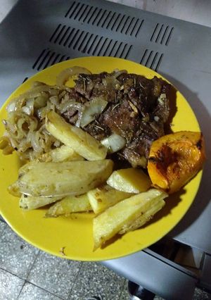 Una foto de Carne al horno con verduras
