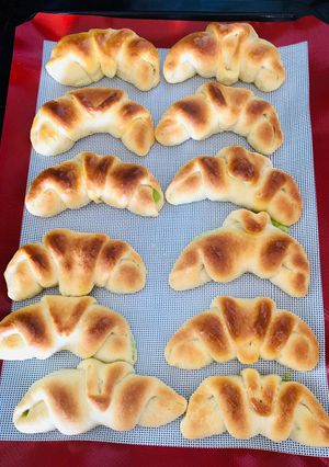 Hình của món Bánh mì bơ sữa nhân custard lá dứa (ít ngọt).