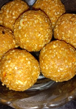 लोहरी स्पेशल पोहा तिल के लड्डू (lahori special poha til ke ladoo recipe in Hindi) रेसिपी मुख्य फोटो