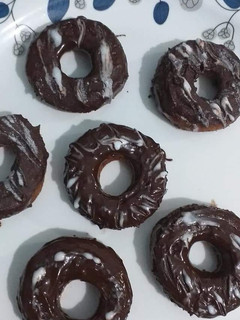 बिना यीस्ट के सूजी के डोनट्स (Bina yeast ke suji ke donuts recipe in Hindi) रेसिपी मुख्य फोटो