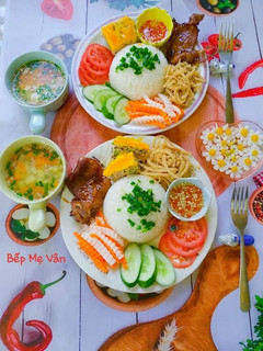 Hình của món Cơm tấm sườn bì chả và canh súp.
