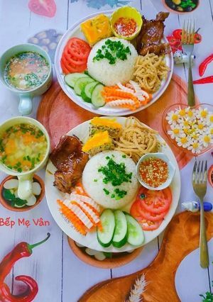 Hình của món Cơm tấm sườn bì chả và canh súp.