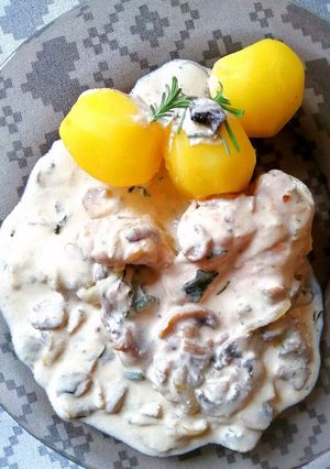 Zdjęcie przepisu Piersi z kurczaka z mascarpone i pieczarkami.