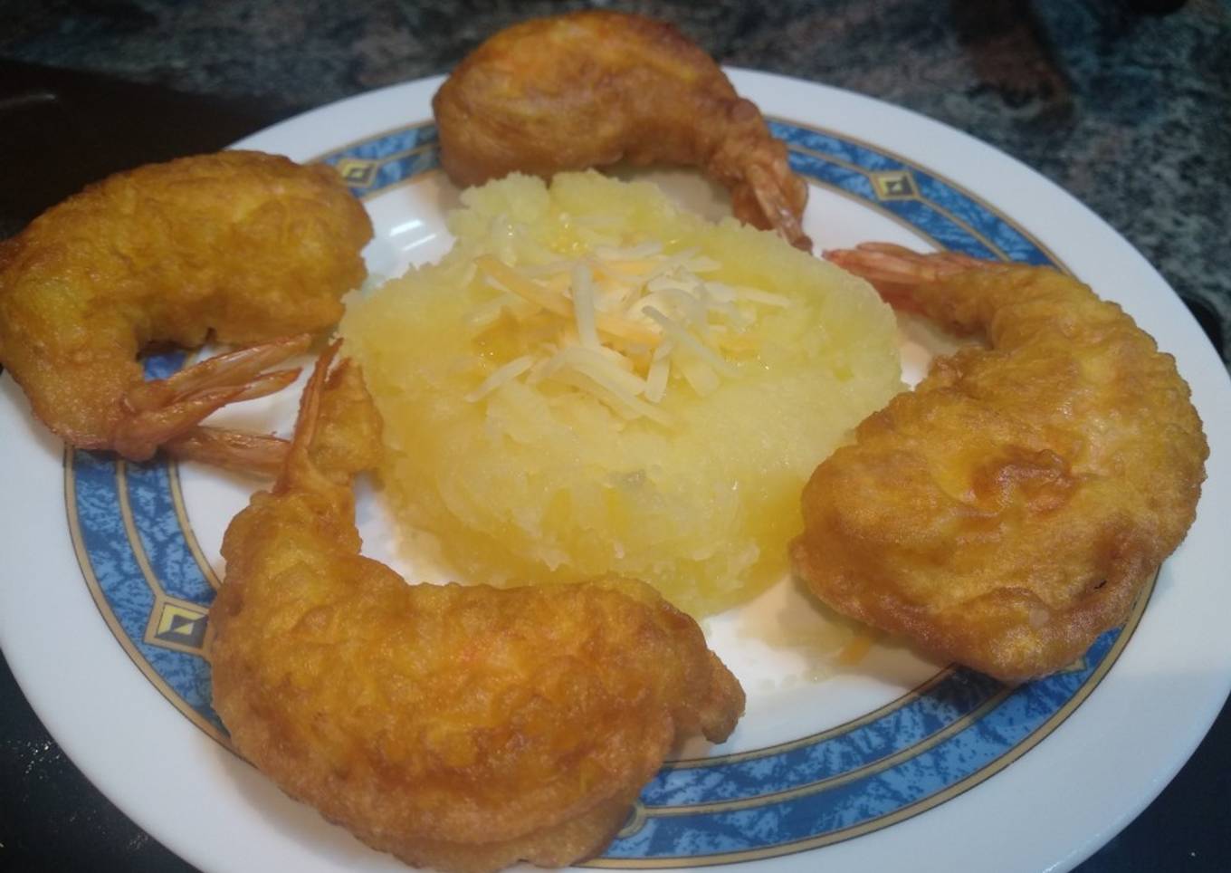 Gambas en gabardina con guarnición de puré de patata y queso