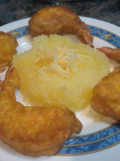 Una foto de Gambas en gabardina con guarnición de puré de patata y queso