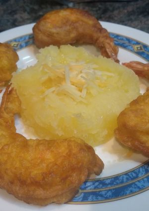 Una foto de Gambas en gabardina con guarnición de puré de patata y queso