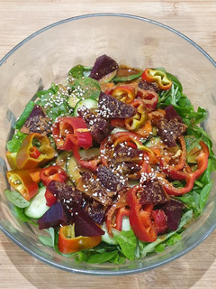 Una foto de Ensalada con vinagreta de cacahuete