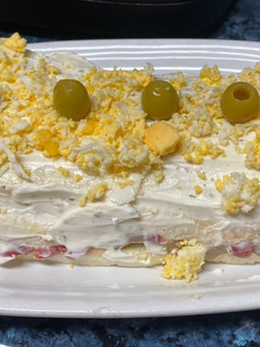 Una foto de Pastel de champiñones, piquillos, anchoas y aceitunas