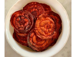 Baked beetroot crisps