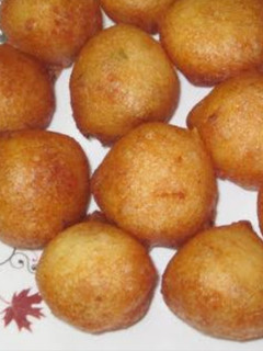 மைசூர் போண்டா (Mysore bonda recipe in tamil) செய்முறை முக்கிய புகைப்படம்