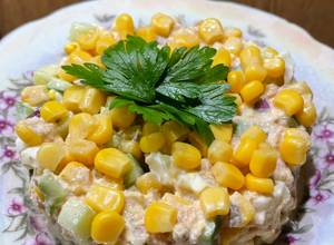 Легкий салат з куркою, капустою та кукурудзою