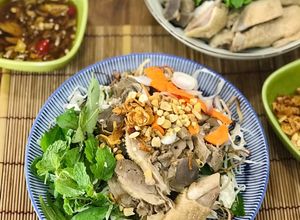 Hình của món Gỏi vịt bắp cải & cháo vịt.