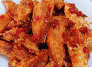 Hình của món Lườn cá hồi xào sả ớt.