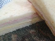 Una foto de sandwich de miga sin tacc