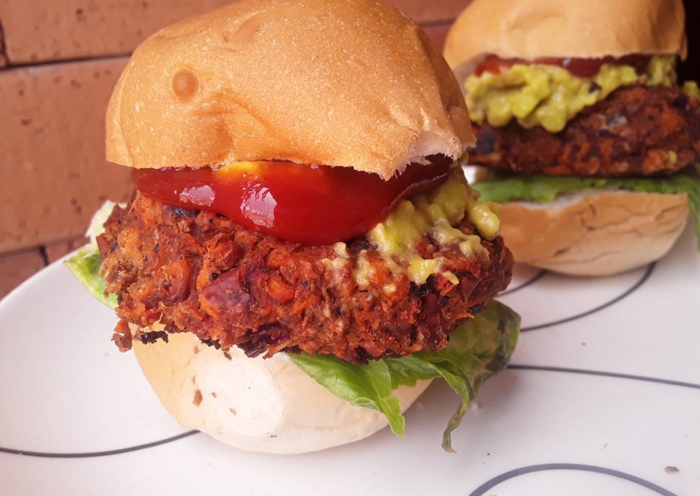 Hamburguesas🍔 de frijol acompañadas con aguacate..🥑