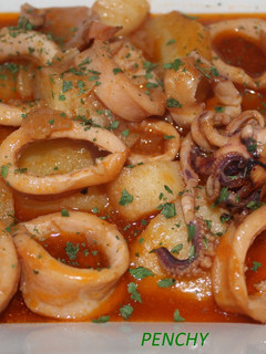 Una foto de Cazuela de calamares con patatas en salsa