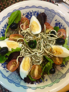 Una foto de Ensalada con gulas